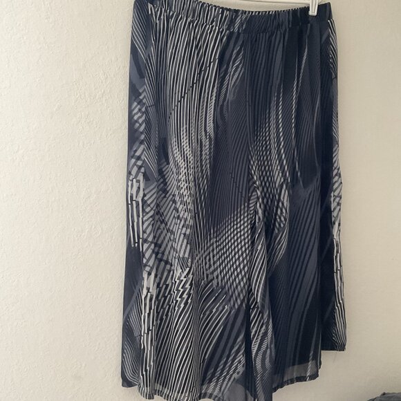 NEW DIRECTION WIDE LEG CAPIS PLUS 2X LIKE NEW - Picture 3 of 10